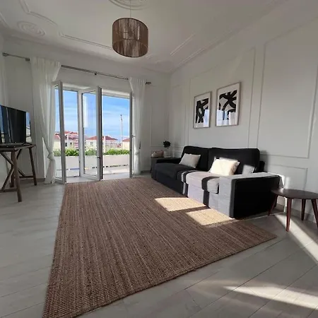 Close To Everything Bright Modern * Nazare