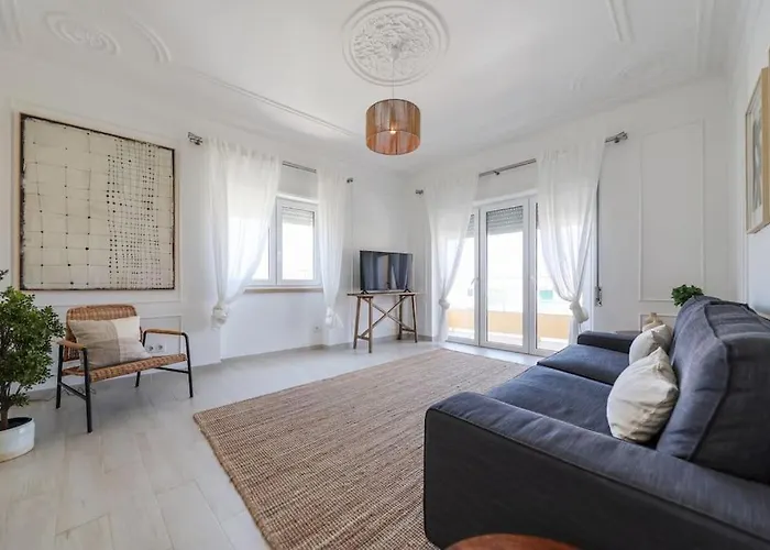 Close To Everything Bright Modern Lejlighed